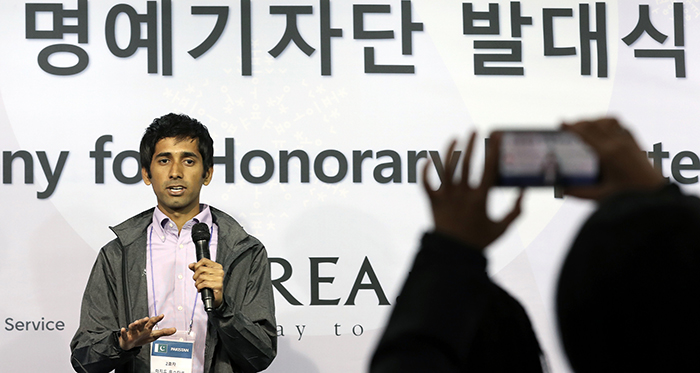  
Korea.net Honorary Reporter Majid Mushtaq in January 2018 shares his experience as a Korea.net Honorary Reporter at the induction ceremony. (Korea.net DB) 
